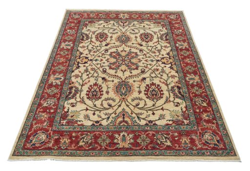 Surface texture of New Farahan rug with natural Wool and intricate pattern