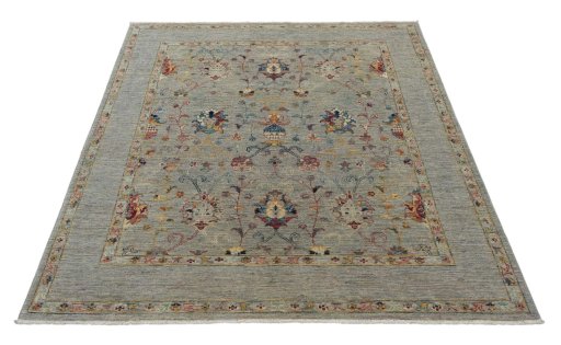Surface texture of New Farahan rug with natural Wool and intricate pattern