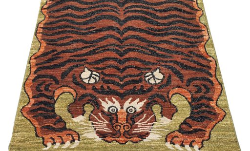 Surface texture of New Farahan rug with natural Wool and intricate pattern