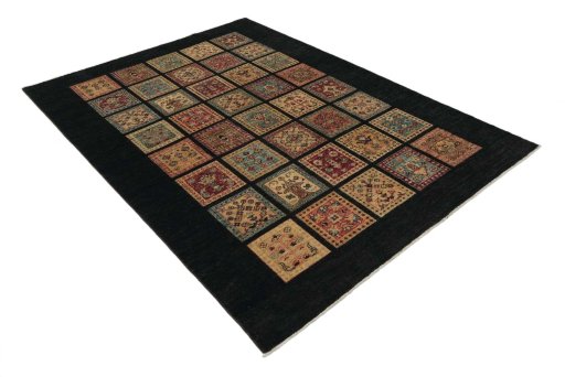 Corner detail of New Farahan rug showing border pattern and Wool pile
