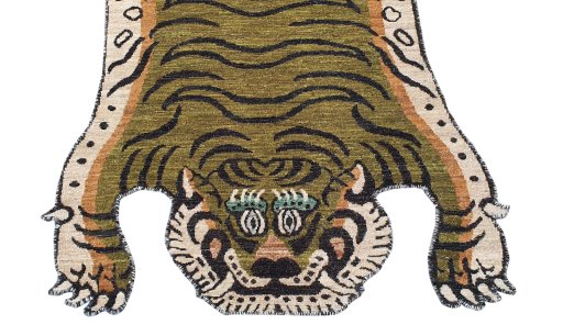 Surface texture of New Farahan rug with natural Wool and intricate pattern