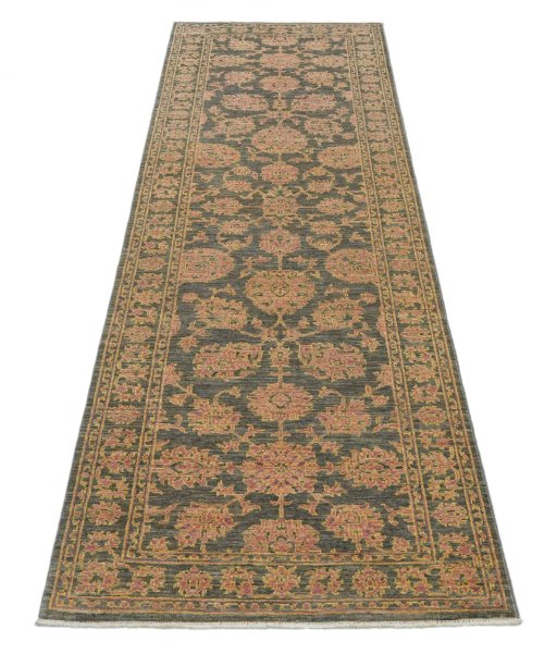 Surface texture of New Farahan rug with natural Wool and intricate pattern