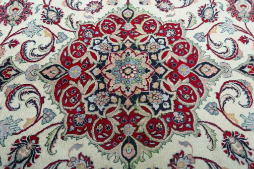 Central medallion detail of 2000s Sarough rug from Iran / Persia