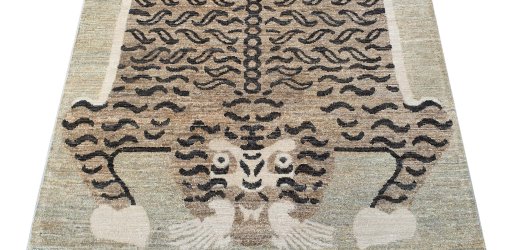 Surface texture of New Farahan rug with natural Wool and intricate pattern