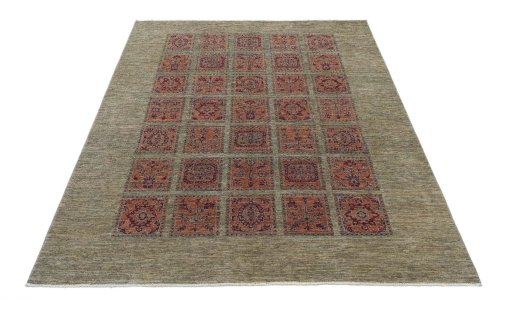 Surface texture of New Farahan rug with natural Wool and intricate pattern