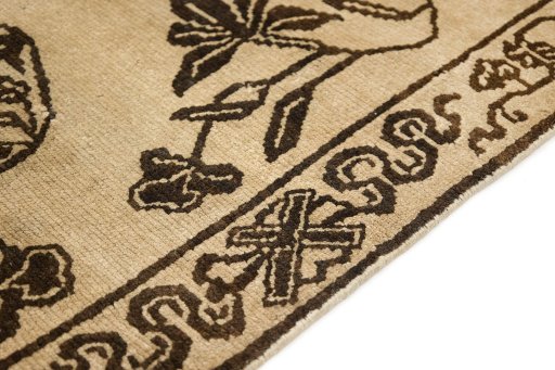 Central medallion detail of 1900s Antique Carpets rug from China