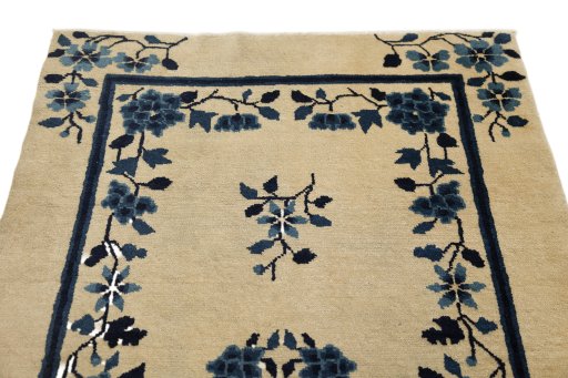 Surface texture of 1900s Antique Carpets rug with natural Wool and intricate pattern