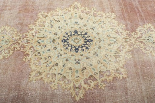 Central medallion detail of 1950s Vintage rug from Pakistan