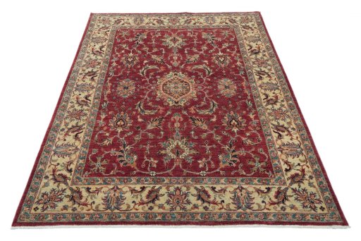 Surface texture of New Farahan rug with natural Wool and intricate pattern