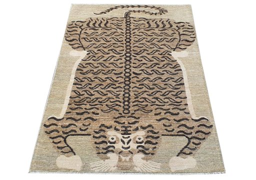 Corner detail of New Farahan rug showing border pattern and Wool pile