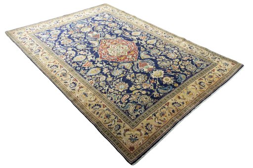 Close-up detail of New Ghom rug from Iran / Persia showing Cork weave