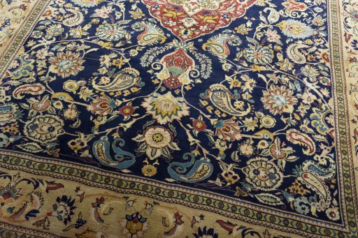 Close-up detail of New Ghom rug from Iran / Persia showing Cork weave