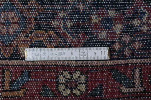 Close-up detail of 2000s Hoseinabad rug from Iran / Persia showing Wool weave