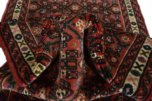 Corner detail of 2000s Hoseinabad rug showing border pattern and Wool pile