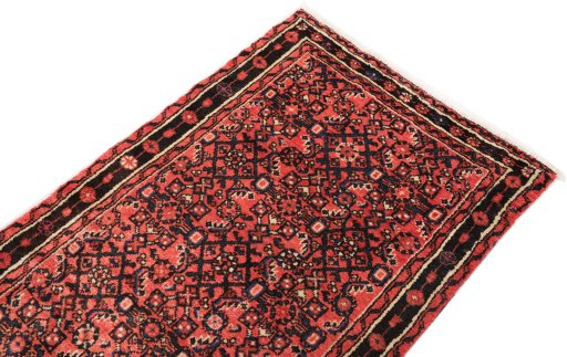 Surface texture of 1990s Hoseinabad rug with natural Wool and intricate pattern