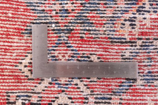 Corner detail of 1975s Hoseinabad rug showing border pattern and Wool pile