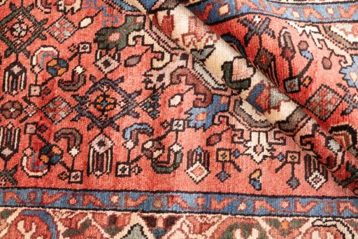 Corner detail of 1997s Hoseinabad rug showing border pattern and Wool pile