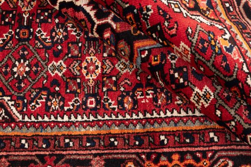 Corner detail of 1988s Hoseinabad rug showing border pattern and Wool pile