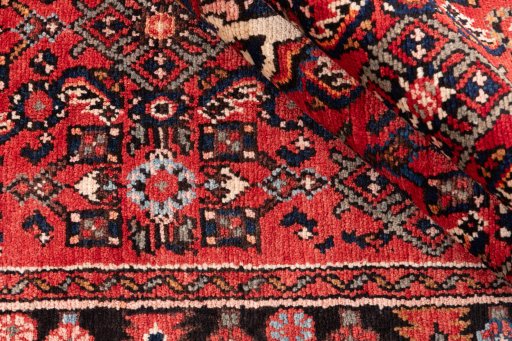 Corner detail of 1988s Hoseinabad rug showing border pattern and Wool pile