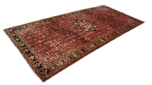 Corner detail of 1990s Hoseinabad rug showing border pattern and Wool pile