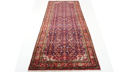 Corner detail of 2000s Hoseinabad rug showing border pattern and Wool pile