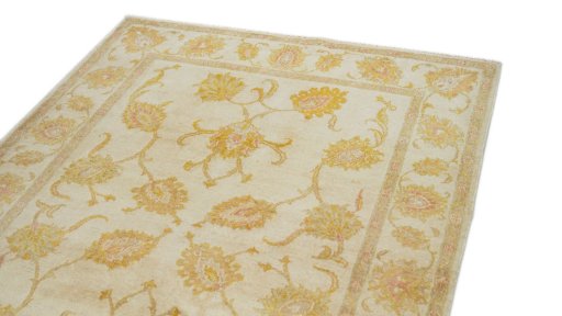 Surface texture of New Isfahan rug with natural Wool and intricate pattern