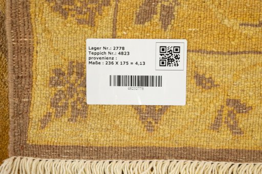 Corner detail of New Isfahan rug showing border pattern and Wool pile