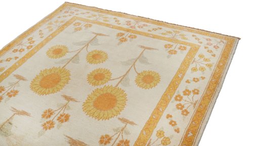 Surface texture of New Isfahan rug with natural Wool and intricate pattern