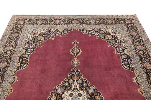 Surface texture of 1980s Kashan rug with natural Wool and intricate pattern