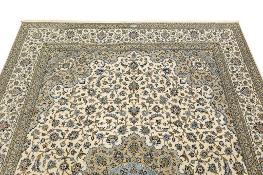 Surface texture of 1990s Kashan rug with natural Wool and intricate pattern