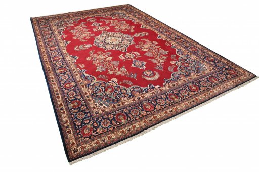 Corner detail of 1930s Kashan rug showing border pattern and Wool pile