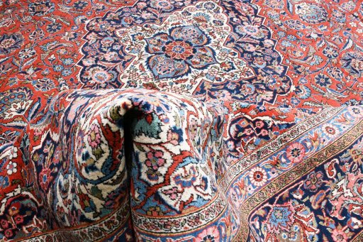 Full view of 1930s Kashan rug from Iran / Persia, 464 × 335 cm in Red tones
