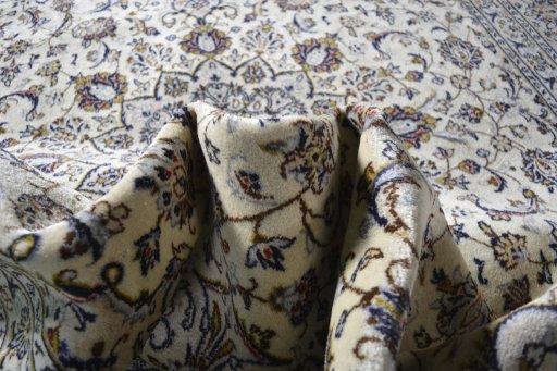 Surface texture of 2000s Kashan rug with natural Wool and intricate pattern