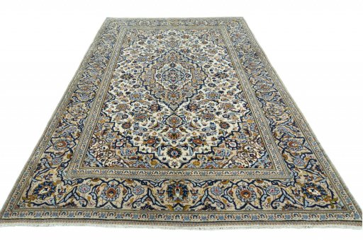 Surface texture of 2000s Kashan rug with natural Wool and intricate pattern