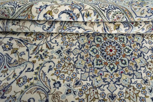 Surface texture of 2000s Kashan rug with natural Wool and intricate pattern