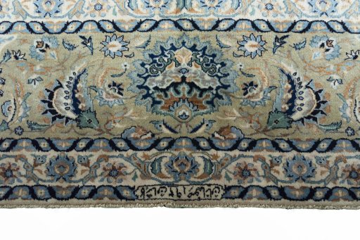 Full view of 1950s Kashan rug from Iran / Persia, 657 × 425 cm in Beige tones