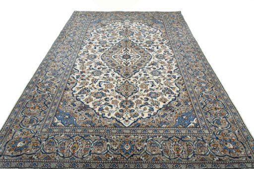Surface texture of 2000s Kashan rug with natural Wool and intricate pattern