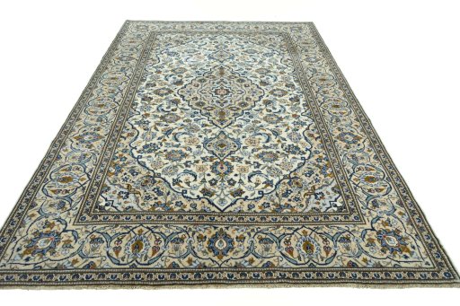 Surface texture of 2000s Kashan rug with natural Wool and intricate pattern