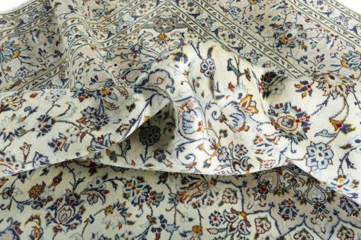 Surface texture of 2000s Kashan rug with natural Wool and intricate pattern