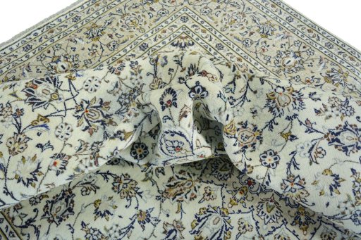 Surface texture of 2000s Kashan rug with natural Wool and intricate pattern