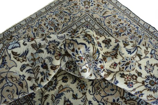 Surface texture of 2000s Kashan rug with natural Wool and intricate pattern