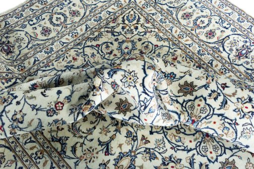 Surface texture of 2000s Kashan rug with natural Wool and intricate pattern