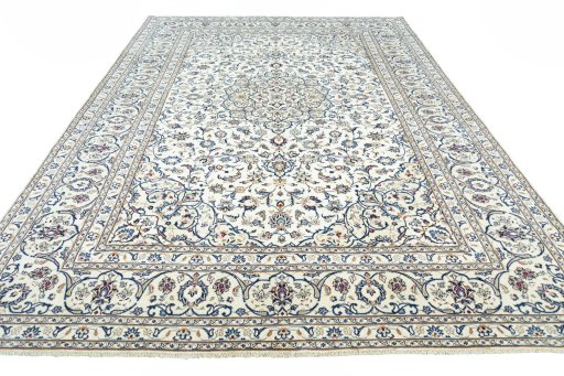 Surface texture of 2000s Kashan rug with natural Wool and intricate pattern