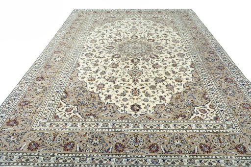 Surface texture of 2000s Kashan rug with natural Wool and intricate pattern