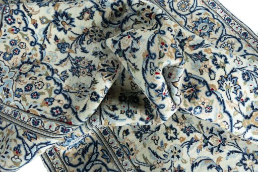 Surface texture of 2000s Kashan rug with natural Wool and intricate pattern