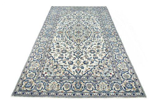 Surface texture of 2000s Kashan rug with natural Wool and intricate pattern