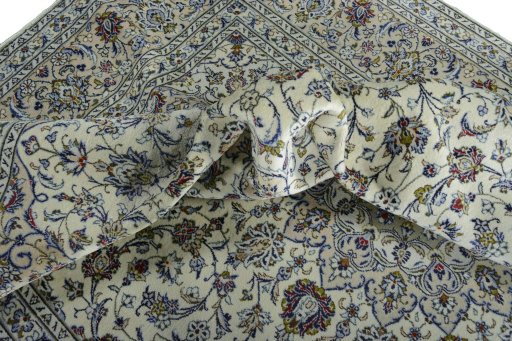 Surface texture of 2000s Kashan rug with natural Wool and intricate pattern