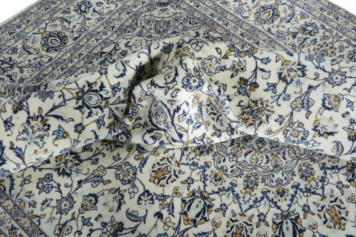Surface texture of 2000s Kashan rug with natural Wool and intricate pattern