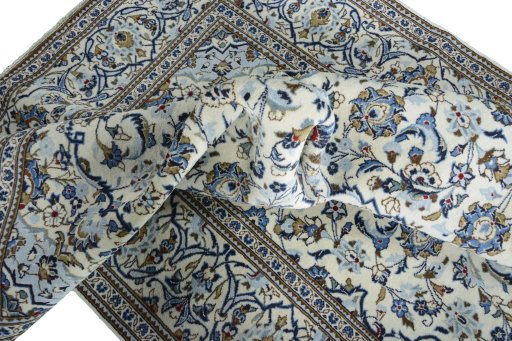 Surface texture of 2000s Kashan rug with natural Wool and intricate pattern