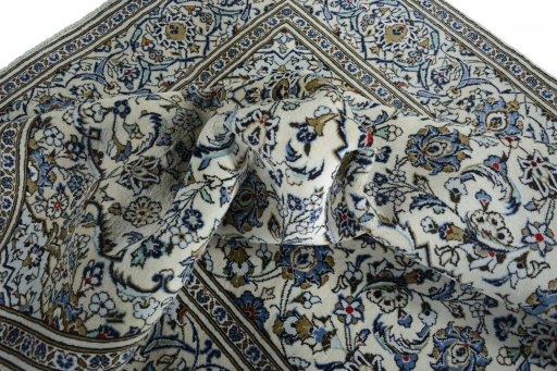 Surface texture of 2000s Kashan rug with natural Wool and intricate pattern